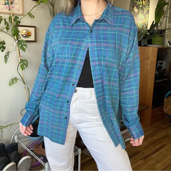 Beautiful lightweight vintage plaid button down with two front pockets - Picture 2 of 5